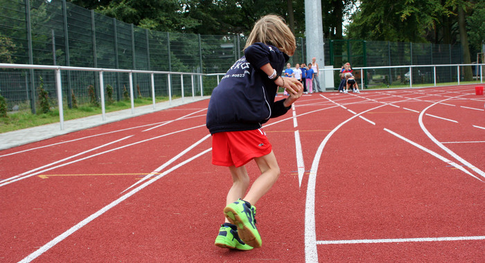 Ein Kind läuft in einem Leichtathletikstadion