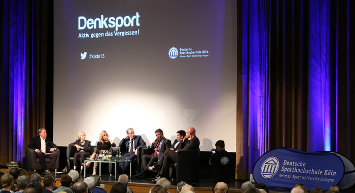 v.l.: Wolf-Dieter Poschmann, Hildegard Lattek, Sabine Lattek, Franz Müntefering, Prof. Dr. Frank Jessen, Dr. Tim Fleiner, Prof. Dr. Dr. Stefan Schneider