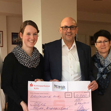 Prof. Michael Weiß, Ärztlicher Direktor Kinderkrankenhaus; Dr. Julia Däggelmann, Dt. Sporthochschule Köln; Michael Maier, Frau Maier, Sigrid Bender, Pänz vun Kölle e.V. (v.l.n.r.; Foto: Kliniken-Köln/Krebs)