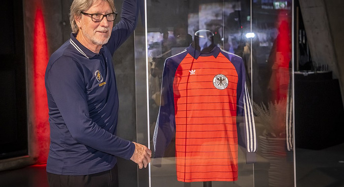 Toni Schumacher mit seinem Trikot aus dem WM-Halbfinale 1982 im Deutschen Fußballmuseum 