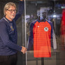 Toni Schumacher mit seinem Trikot aus dem WM-Halbfinale 1982 im Deutschen Fußballmuseum 