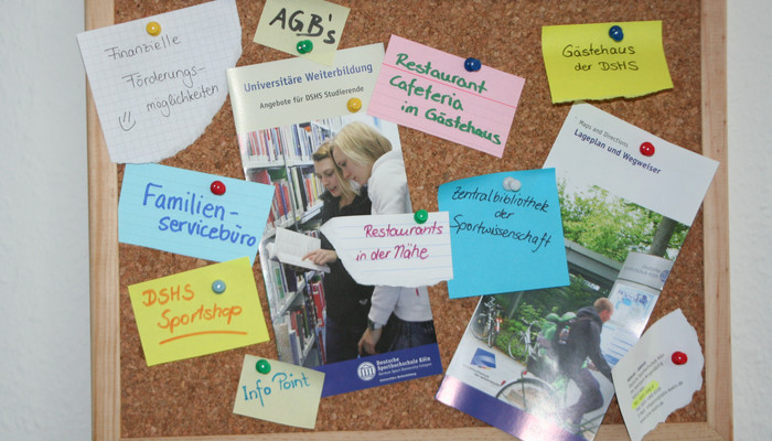 Infos rund ums Studium Pinnwand mit vielen Zetteln