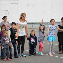 Grenzenlos in Bewegung - SpoHo aktiv e.V. ist ein ein Kölner Verein, der sich zum Ziel gesetzt hat, mit einem breiten Sportangebot den Austausch mit geflüchteten Menschen zu fördern (Foto: GiB) Spielende Kinder auf einem Parkplatz