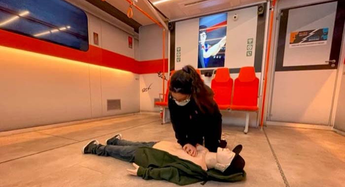 Rettungshelferin Siymet Numan, JOHANNITER, bei einer Notfallsimulation.