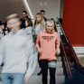 Studierende laufen eine Treppe herunter
