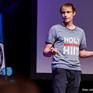 Oliver Quittmann auf der Bühne bei der Science Slam Tour Care & Share