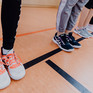 Sportschuhe in Sporthalle