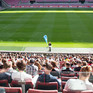 Studierende auf der Tribüne im Fußballstadion