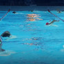 Schwimmer in einem beleuchteten Schwimmbecken