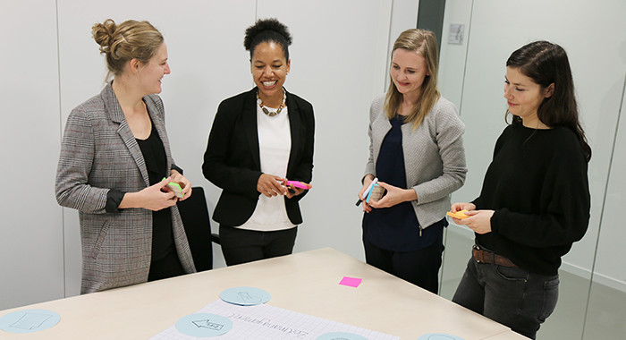 Teilnehmerinnen aus dem Jahr 2021 bei einem der internen Netzwerktreffen.
