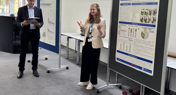 Annika Schnalke präsentiert ihr Poster zu Krafttraining in ambulanten Herzgruppen.