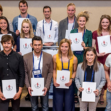 Charlotte Richter (vorne links), Amelie Werkhausen (vorne Mitte) und Matthias König (hintere Reihe Mitte) sind drei von 14 Young Investigator Award-Gewinner*innen des ECSS 2019 (Foto: Thomas Hauss)