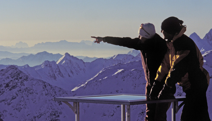 Master Sporttourismus und Erholungsmanagement Zwei Menschen auf Aussichtsplattform