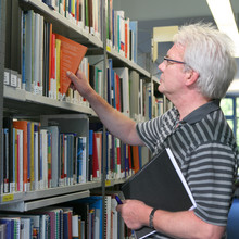 SenorInnen-Studium Ein älterer Mann vor einem Bücherregal